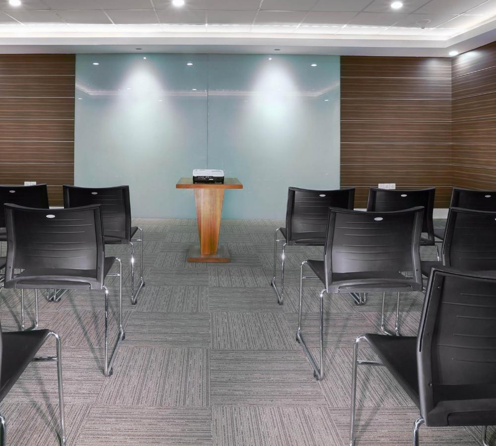 Hotel Neo Gubeng By Aston Surabaya Luaran gambar